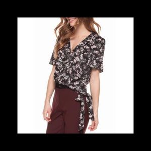 EUC DEX CLOTHING S/S BLACK FLORAL WRAP TOP sz MED